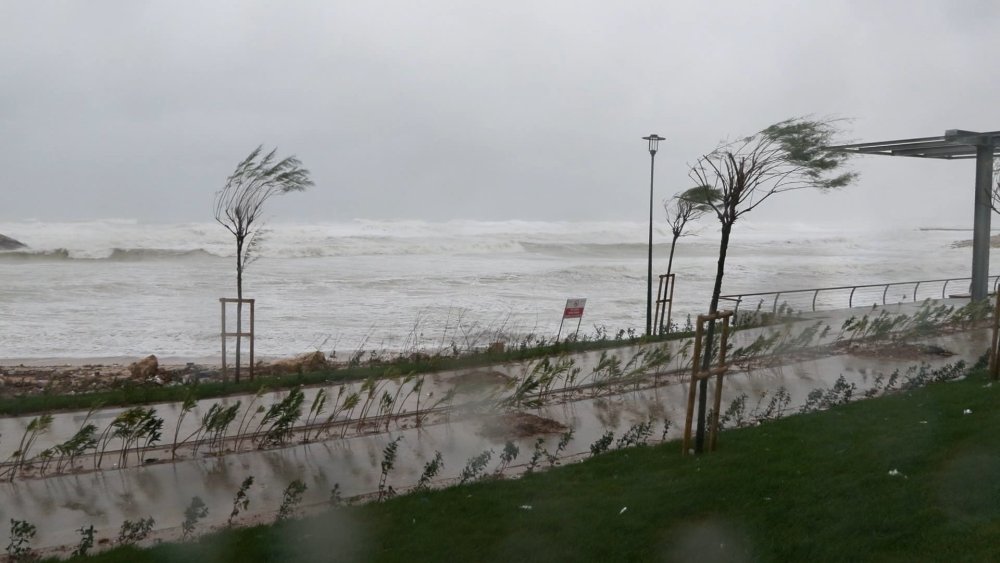 Fırtına'nın etkisiyle Karaburun'da dev dalgalar oluştu