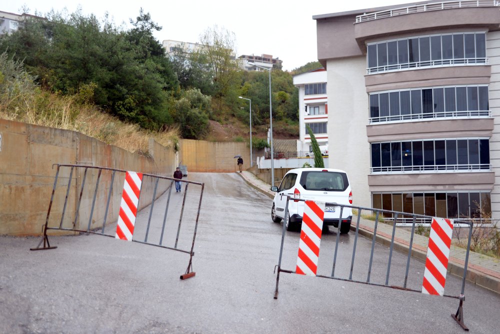 Sağanak yağışta çöken yol yeniden yapılacak