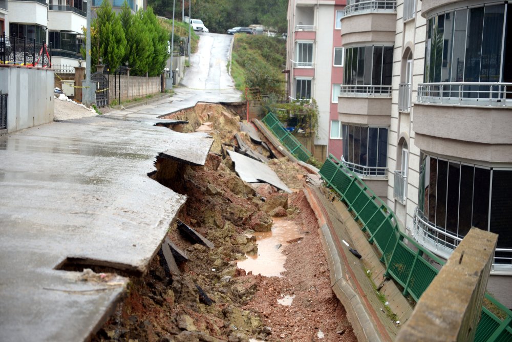 Sağanak yağışta çöken yol yeniden yapılacak