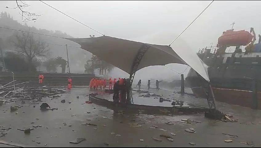 Zonguldak'ta gemi ikiye bölünerek karaya oturdu