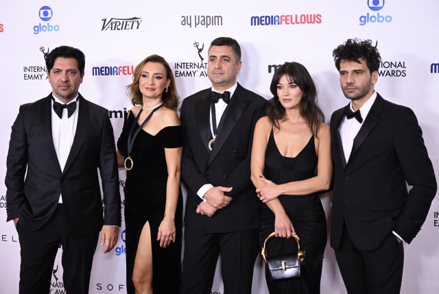 dizisi-emmy-odulu-alan-pinar-deniz-derin-16551619-871-m.jpg