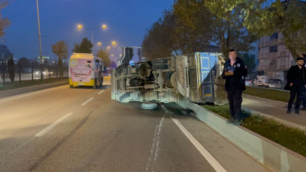 Lastiği patlayan kamyonet seyir halindeyken devrildi