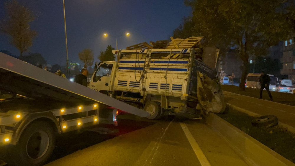 Lastiği patlayan kamyonet seyir halindeyken devrildi