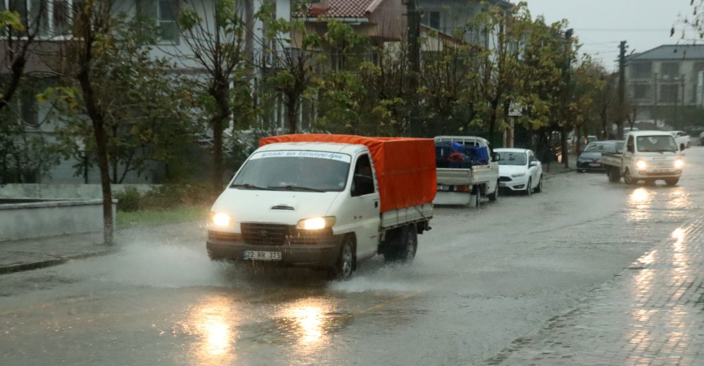 Edirne'de sağanak yağış hayatı olumsuz etkiledi