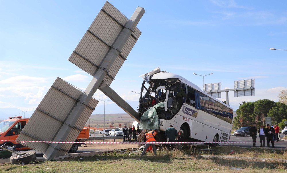 Korkunç kaza! Tur otobüsü ile otomobil çarpıştı: Çok sayıda yaralı var