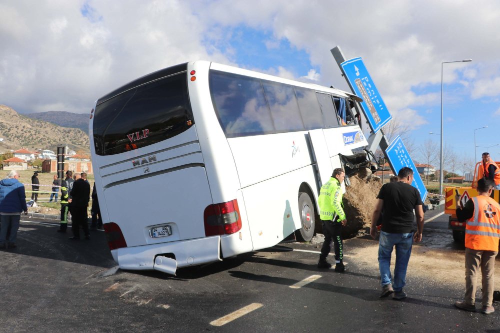 Korkunç kaza! Tur otobüsü ile otomobil çarpıştı: Çok sayıda yaralı var