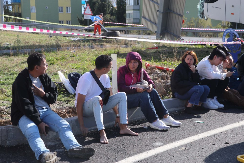 Korkunç kaza! Tur otobüsü ile otomobil çarpıştı: Çok sayıda yaralı var