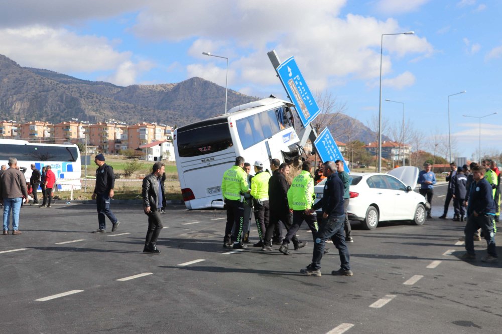 Korkunç kaza! Tur otobüsü ile otomobil çarpıştı: Çok sayıda yaralı var