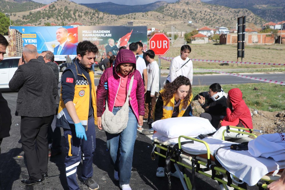 Korkunç kaza! Tur otobüsü ile otomobil çarpıştı: Çok sayıda yaralı var