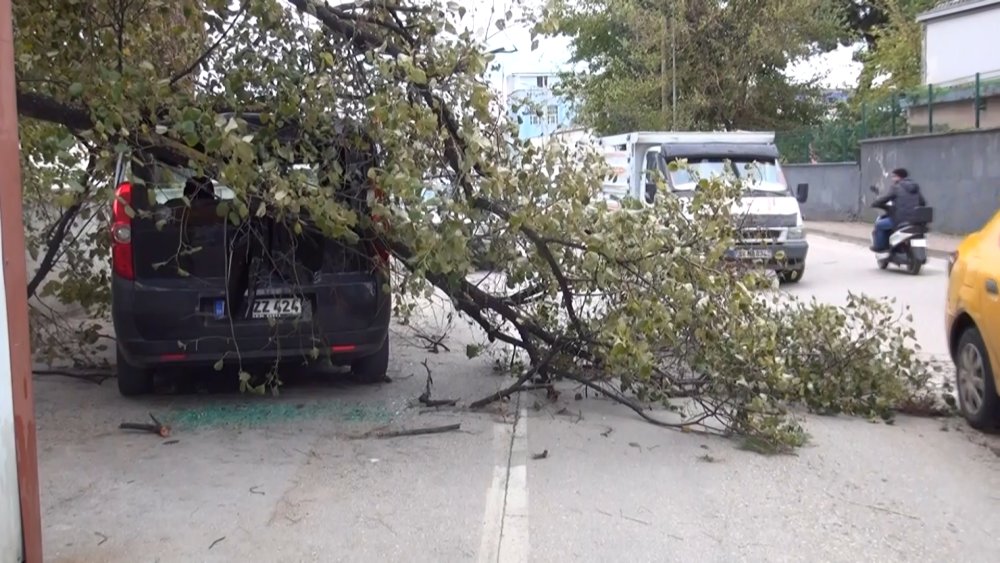 14 katlı inşaatın duvarı 3 otomobilin üzerine yıkıldı