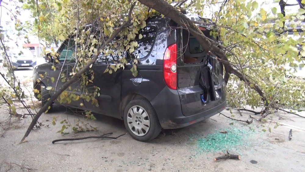 14 katlı inşaatın duvarı 3 otomobilin üzerine yıkıldı