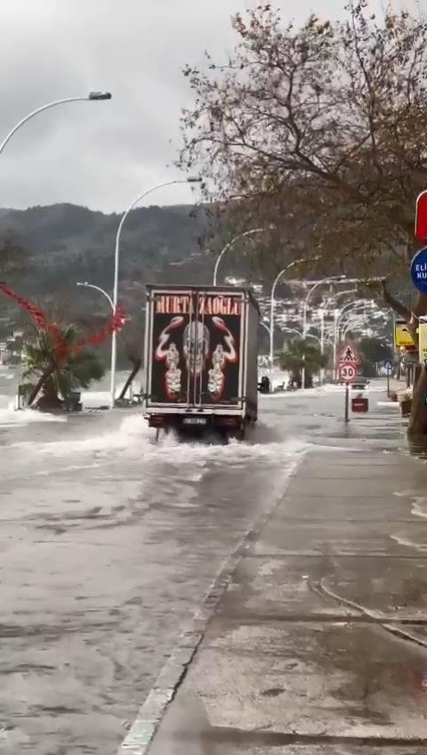 Deniz taştı, balıkçılar zarar gördü!