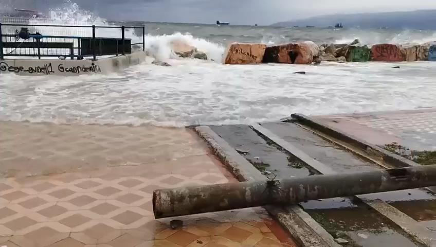 Deniz taştı, balıkçılar zarar gördü!