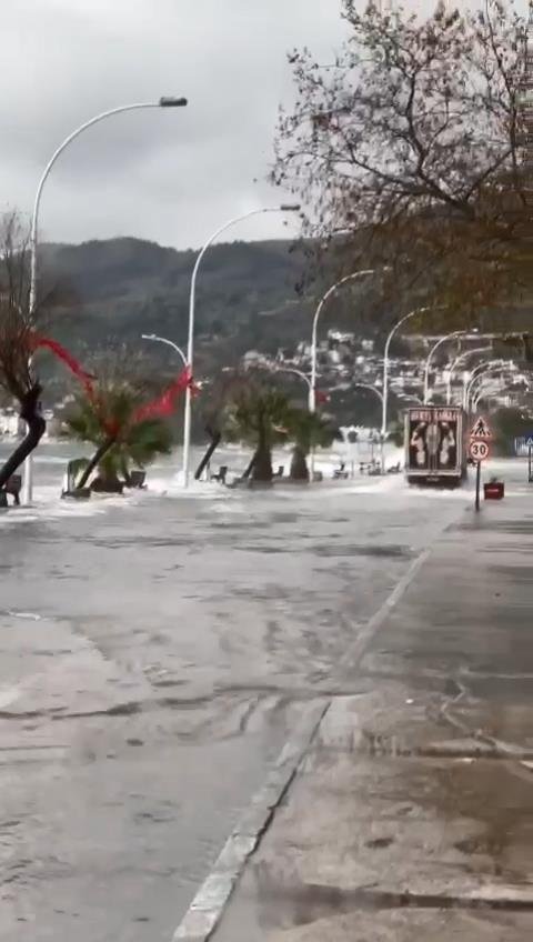 Deniz taştı, balıkçılar zarar gördü!