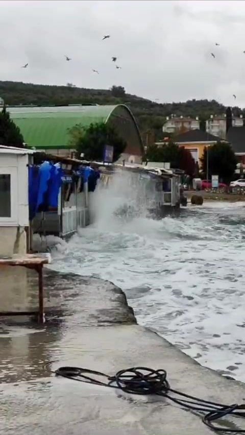 Deniz taştı, balıkçılar zarar gördü!