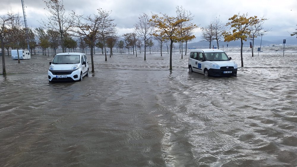 Deniz taştı, otopark sular altında kaldı!