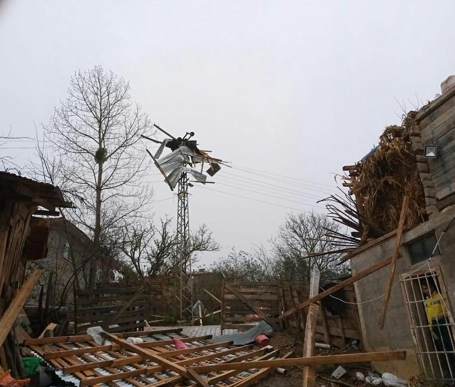 Samsun'da elektrik direkleri devrildi