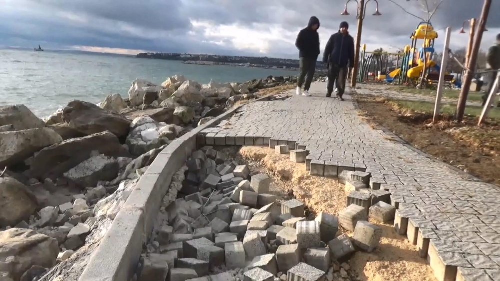 Silivri'deki dev dalgalar parke taşlarını yerle bir etti