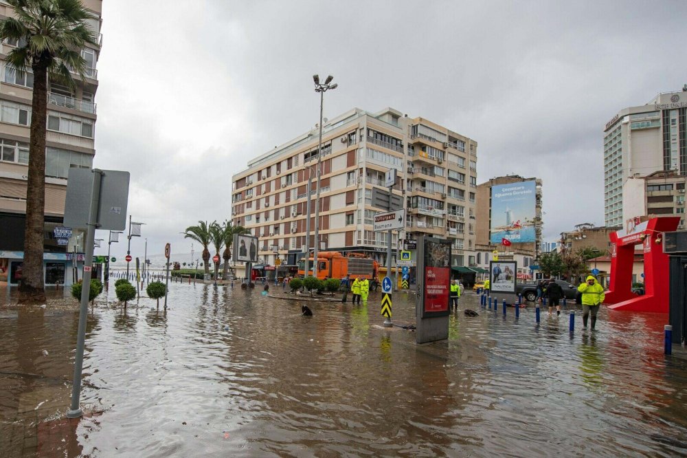 Bini aşkın ev ve iş yeri etkilendi! Uzman isim uyardı: 'Deniz seviyesi yükselmeye devam edecek'