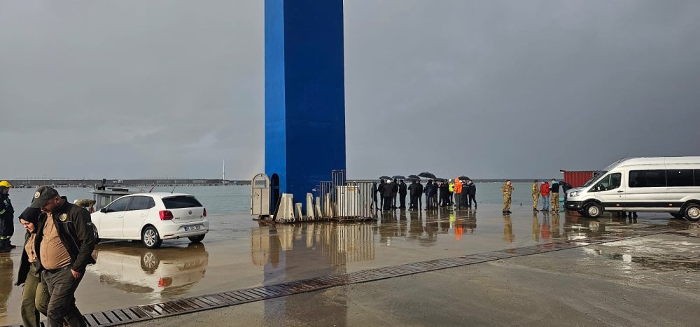 Dev dalgalar askerlerin kaldığı konteyneri denize sürükledi: 6 asker son anda kurtarıldı