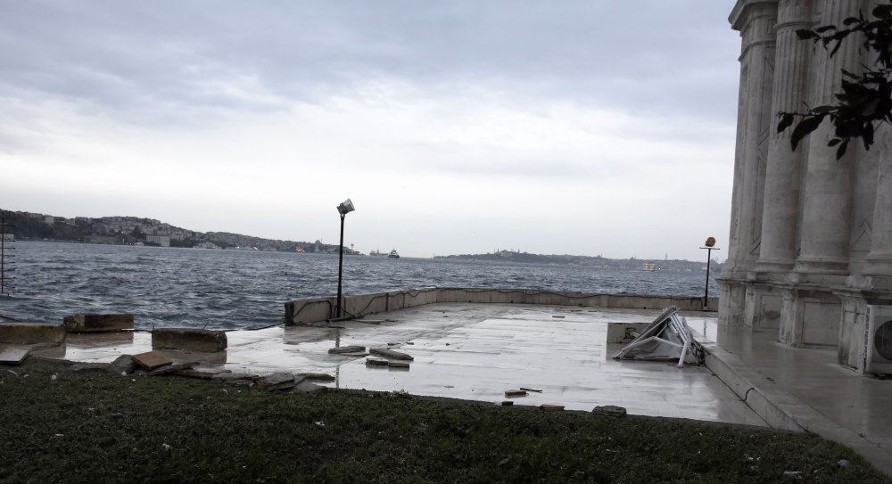 İstanbul'da fırtına: Beton bloklar Büyük Mecidiye Camii'nin avlusuna savruldu