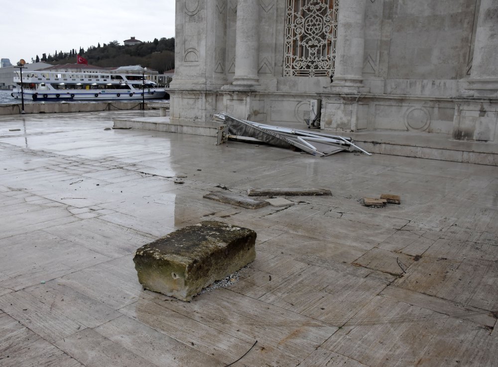 İstanbul'da fırtına: Beton bloklar Büyük Mecidiye Camii'nin avlusuna savruldu