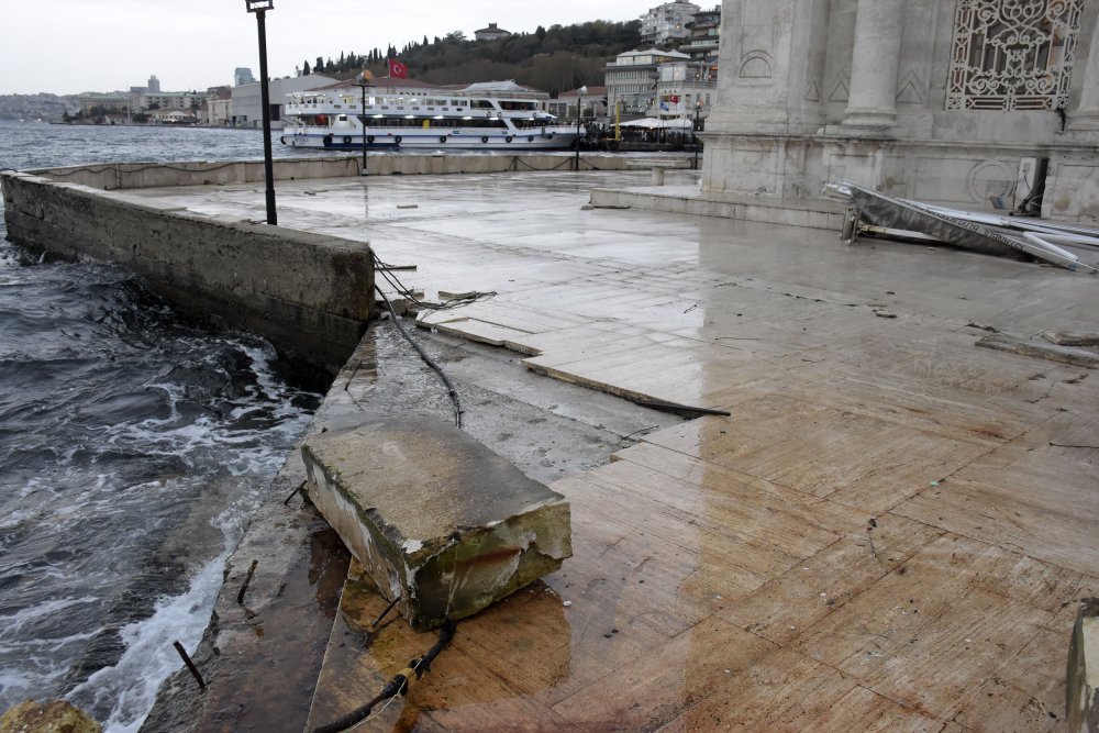 İstanbul'da fırtına: Beton bloklar Büyük Mecidiye Camii'nin avlusuna savruldu