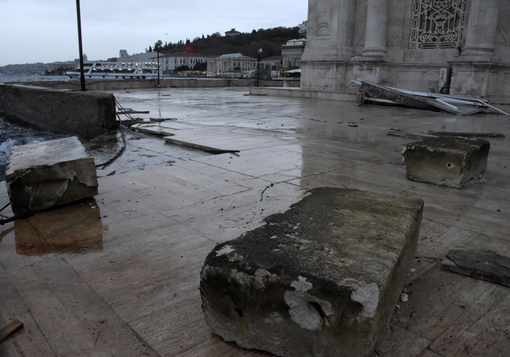 İstanbul'da fırtına: Beton bloklar Büyük Mecidiye Camii'nin avlusuna savruldu