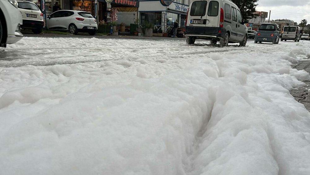 Yollardaki beyaz köpük merak uyandırdı: Gerçek sonradan ortaya çıktı