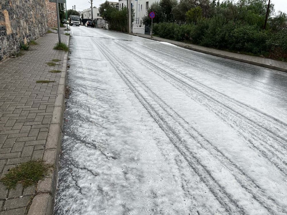 Yollardaki beyaz köpük merak uyandırdı: Gerçek sonradan ortaya çıktı