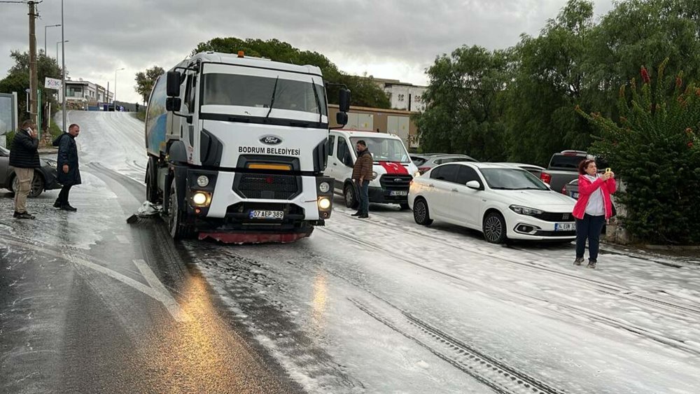 Yollardaki beyaz köpük merak uyandırdı: Gerçek sonradan ortaya çıktı