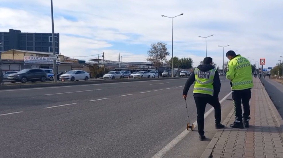 Acı olay! Otomobilin çarptığı Hümeyra öldü, kucağındaki kardeşi kurtuldu