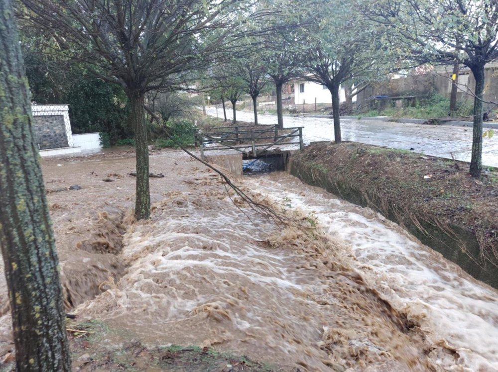 Çanakkale'de sokaklar göle döndü