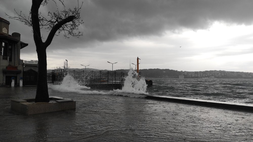 Fırtınada balıkçı tekneleri alabora oldu