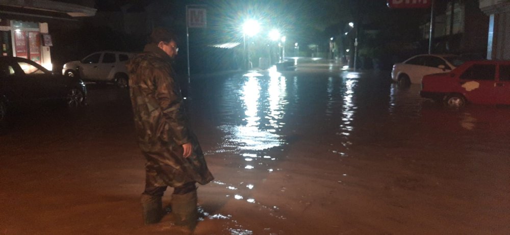 Kentte dereler taştı, tekneler battı