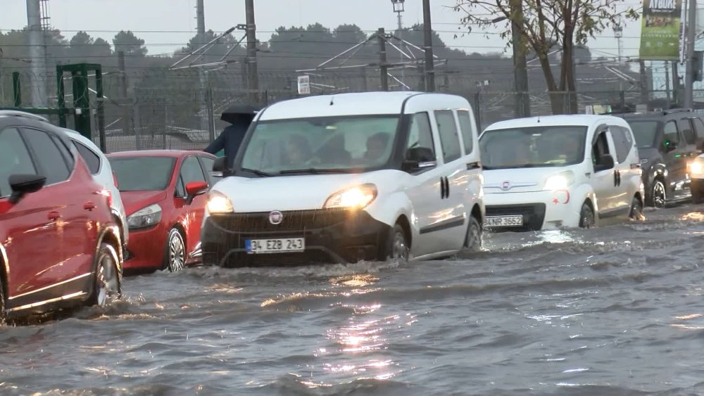 Yollar göle dönünce araçlar zor anlar yaşadı