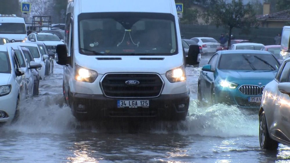 Yollar göle dönünce araçlar zor anlar yaşadı