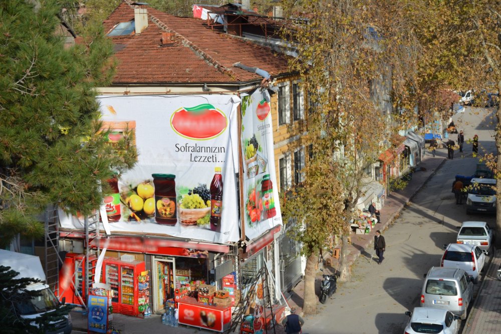 Hiçbir tedbir almadı, çatıdan sarkıp afiş asmaya çalıştı