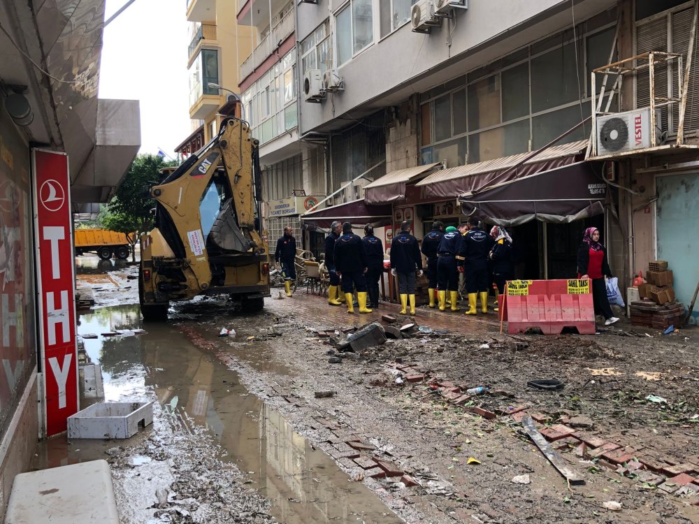 Sel gitti, zararı kaldı: Milyonlarca liralık ürün kullanılmaz halde