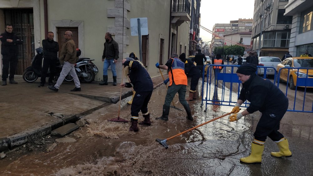 Sel gitti, zararı kaldı: Milyonlarca liralık ürün kullanılmaz halde