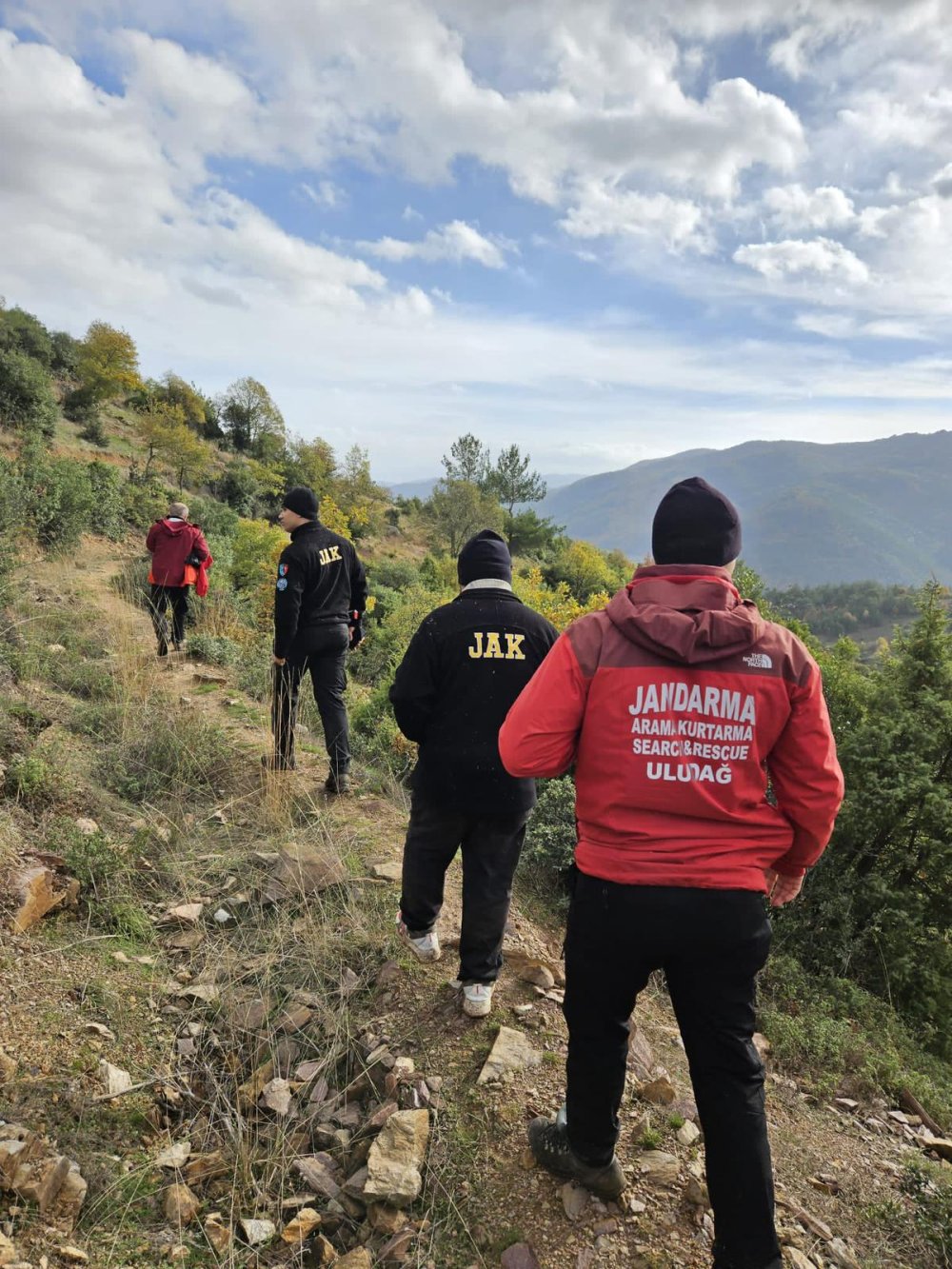 Tek başına yürüyüş yaparken kayboldu, 15 saat sonra bulundu