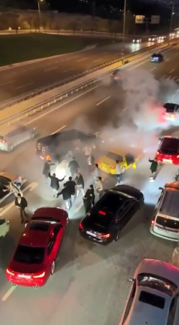 2 farklı düğün konvoyu yolu kapattı: Havaya ateş açıp, çiftetelli oynadılar