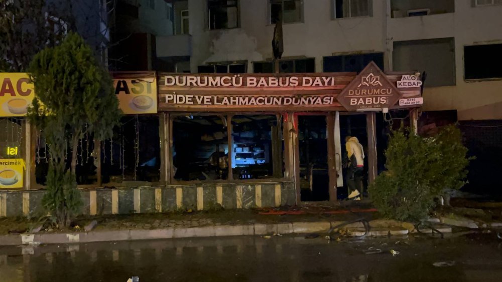 Gece çıkan yangında restoran kullanılamaz hale geldi