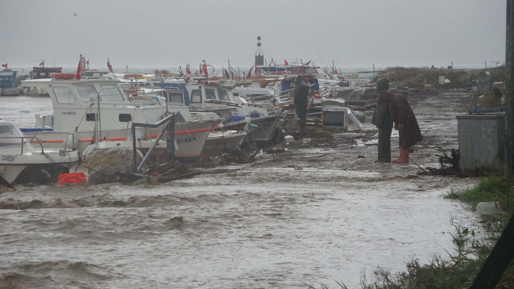 Çanakkale'de sağanak vurdu: Kepez Çayı taştı, tekneler zarar gördü