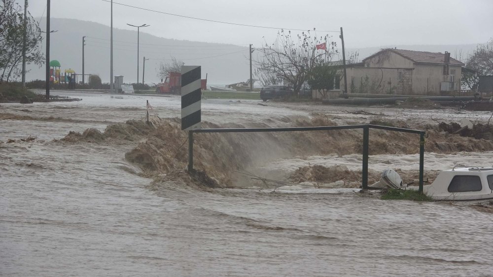 Çanakkale'de sağanak vurdu: Kepez Çayı taştı, tekneler zarar gördü