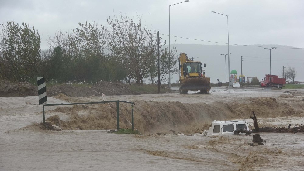 Çanakkale'de sağanak vurdu: Kepez Çayı taştı, tekneler zarar gördü