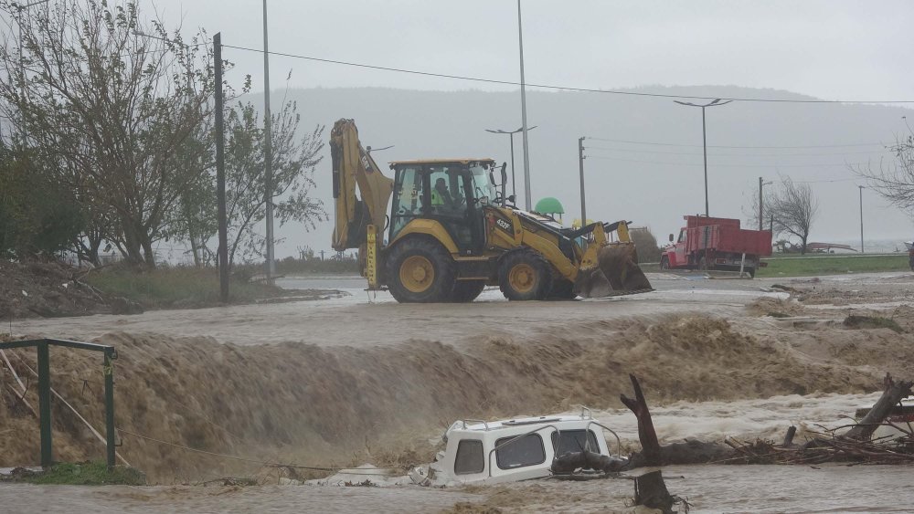 Çanakkale'de sağanak vurdu: Kepez Çayı taştı, tekneler zarar gördü