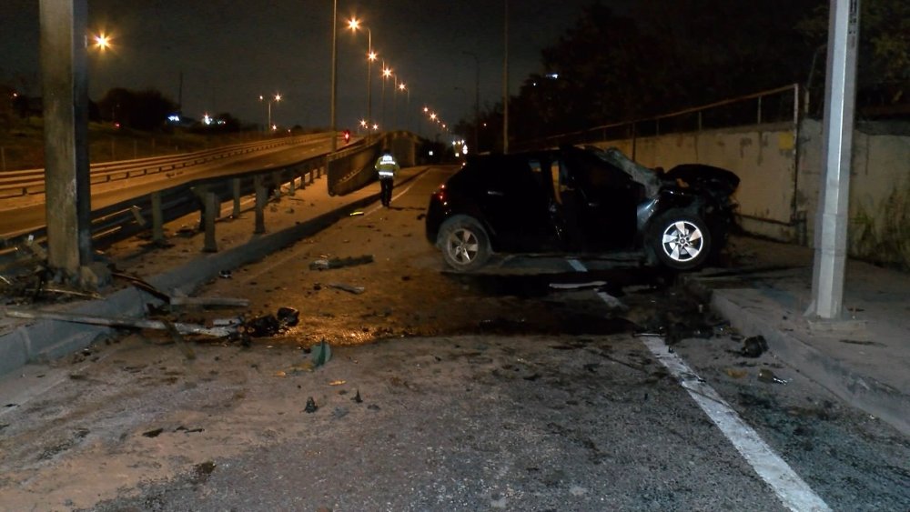 Otomobil refüje çarparak durabildi, kazada ağır yaralandı