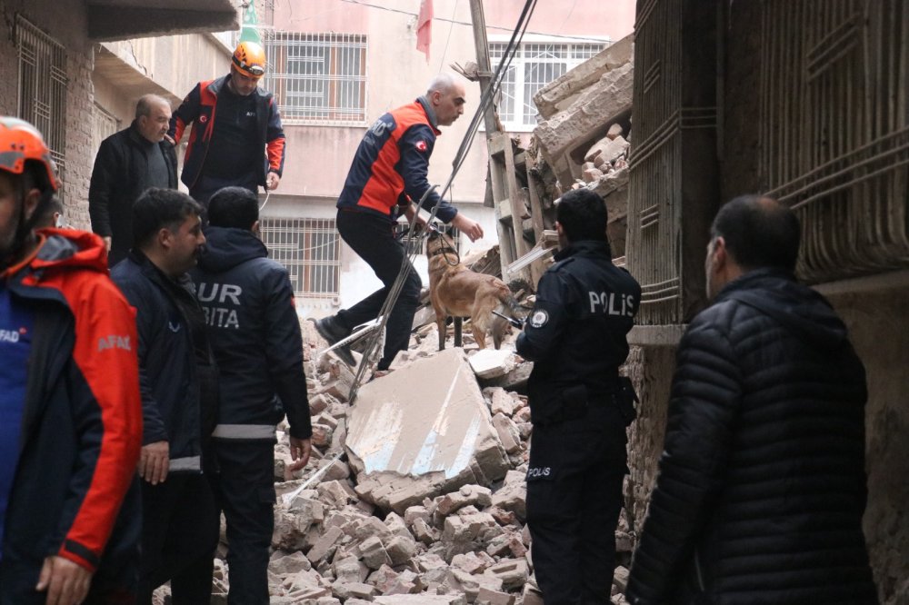 Ağır hasarlı bina kendiliğinden çöktü: Arama kurtarma çalışması başlatıldı