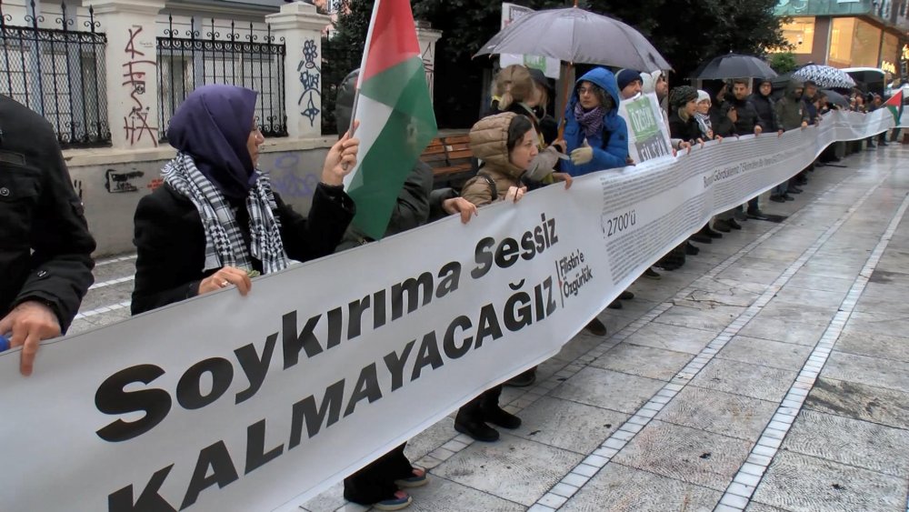 Filistin'e destek için Kadıköy'de insan zinciri: 'Yaşanan Gazze'nin insansızlaştırılması girişimidir'